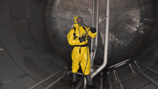 Man met beschermingspak